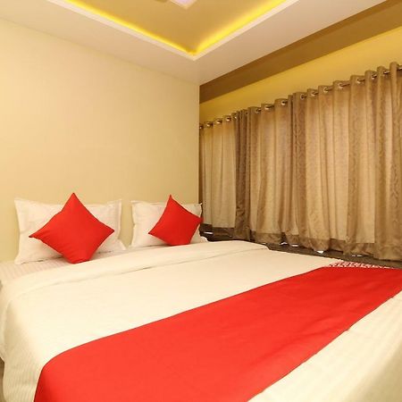 Oyo 37468 Nisha Lodging Hotell Solapur Exteriör bild