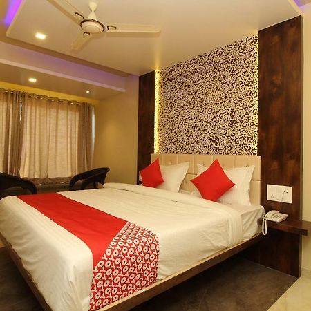Oyo 37468 Nisha Lodging Hotell Solapur Exteriör bild