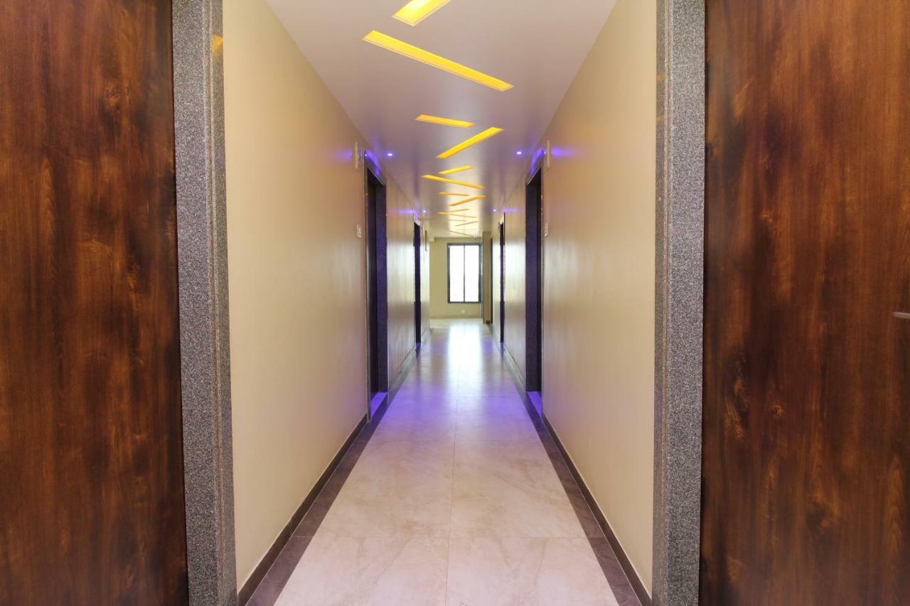 Oyo 37468 Nisha Lodging Hotell Solapur Exteriör bild