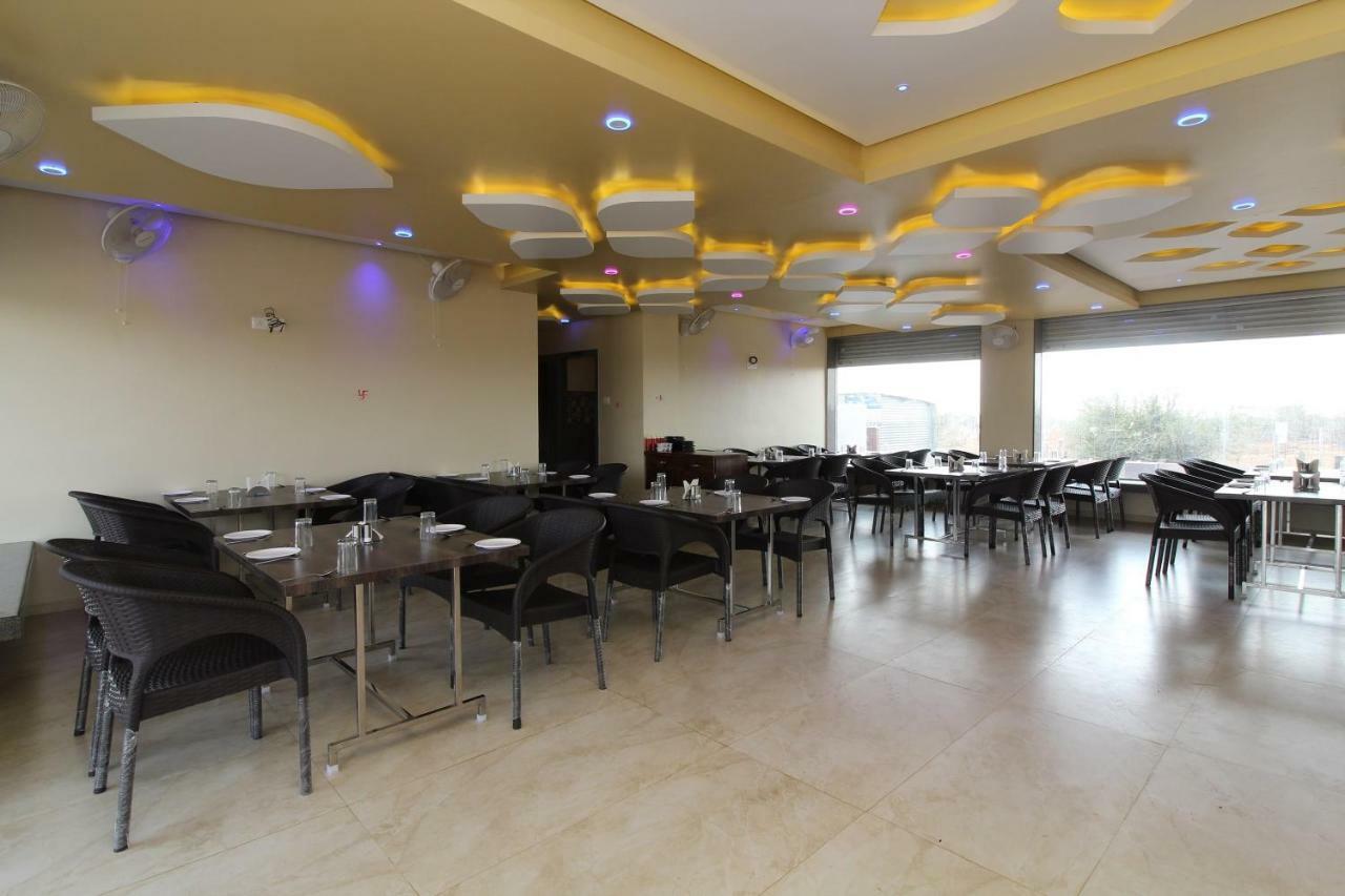 Oyo 37468 Nisha Lodging Hotell Solapur Exteriör bild