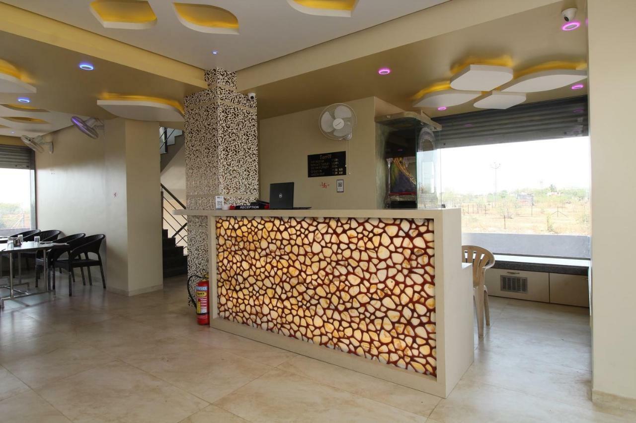 Oyo 37468 Nisha Lodging Hotell Solapur Exteriör bild