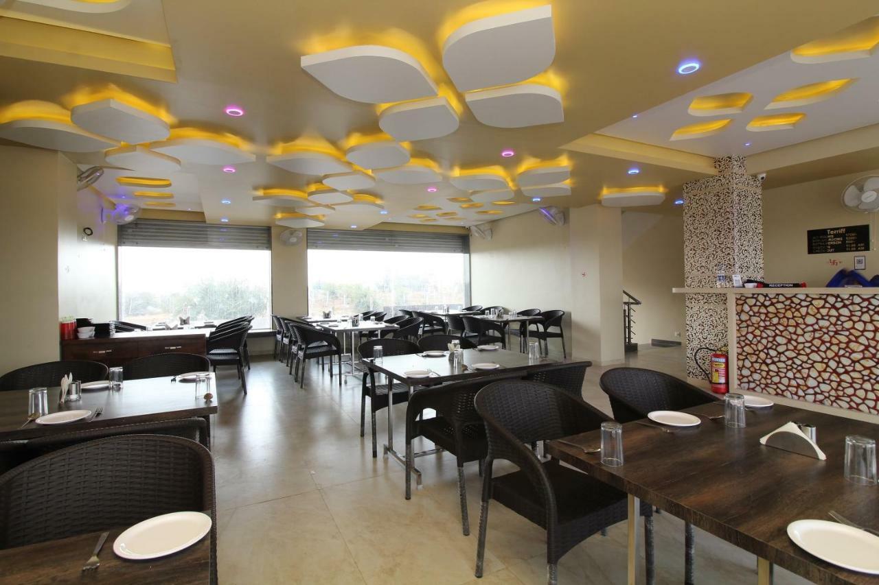 Oyo 37468 Nisha Lodging Hotell Solapur Exteriör bild