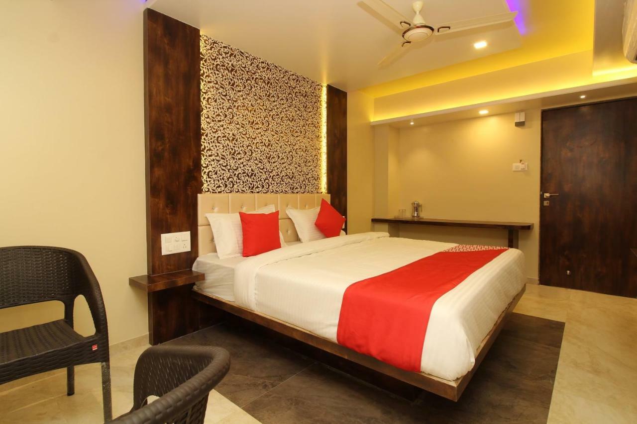 Oyo 37468 Nisha Lodging Hotell Solapur Exteriör bild