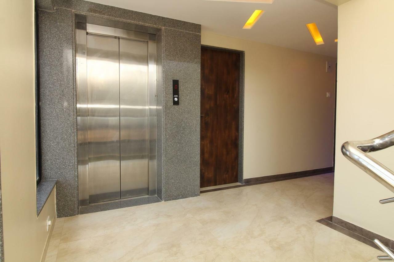 Oyo 37468 Nisha Lodging Hotell Solapur Exteriör bild