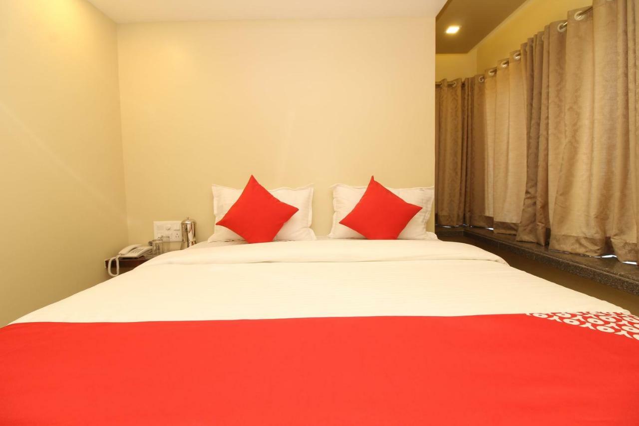 Oyo 37468 Nisha Lodging Hotell Solapur Exteriör bild