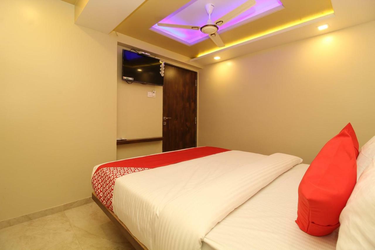 Oyo 37468 Nisha Lodging Hotell Solapur Exteriör bild