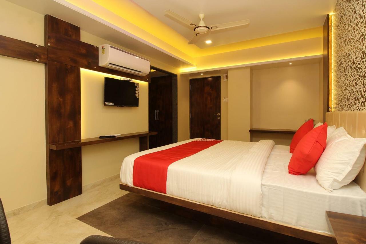 Oyo 37468 Nisha Lodging Hotell Solapur Exteriör bild