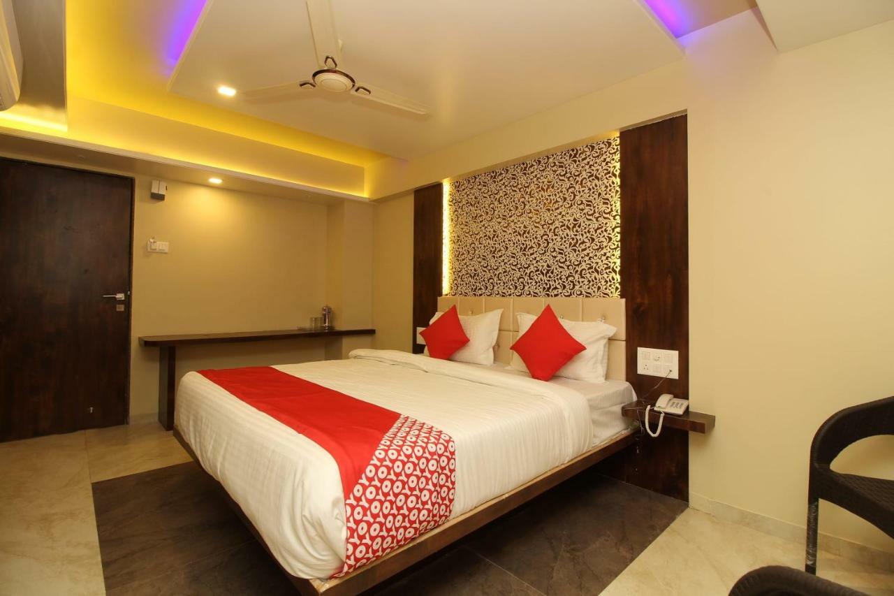 Oyo 37468 Nisha Lodging Hotell Solapur Exteriör bild