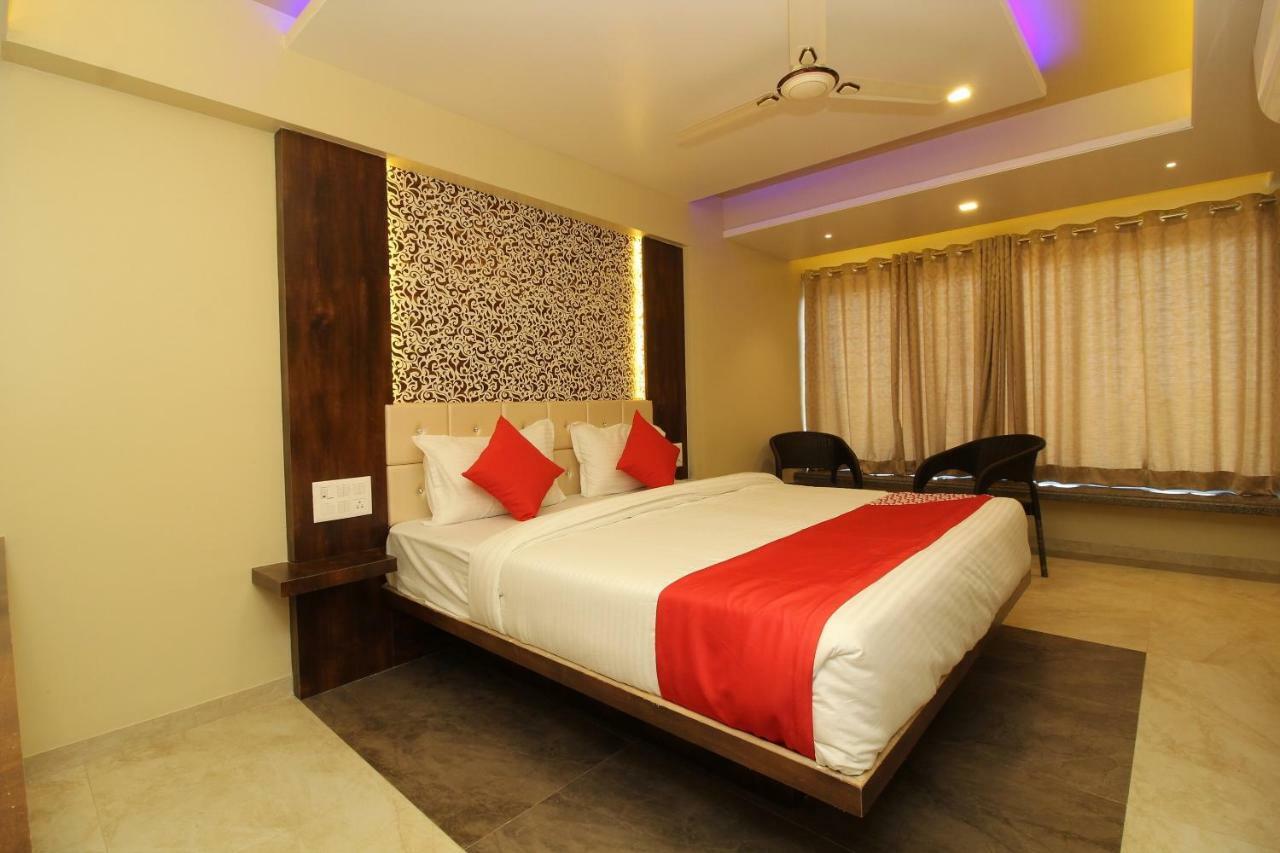 Oyo 37468 Nisha Lodging Hotell Solapur Exteriör bild