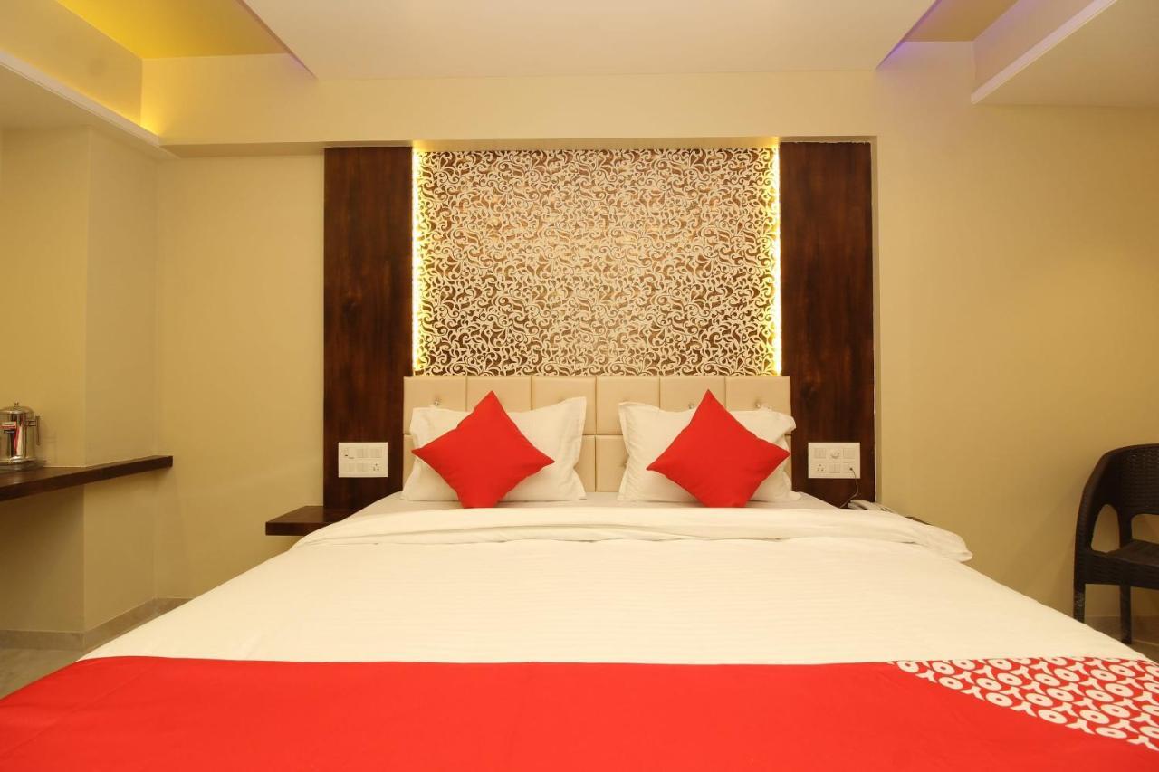Oyo 37468 Nisha Lodging Hotell Solapur Exteriör bild